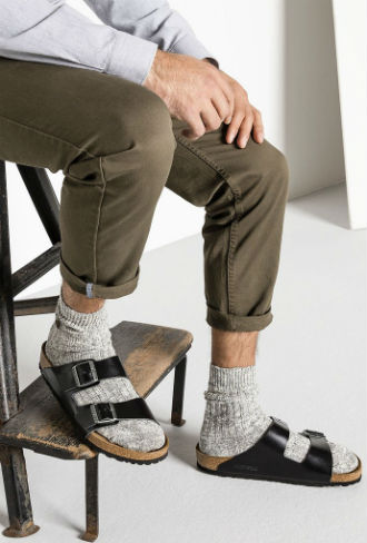Как правильно носить сандалии с носками мужчинам