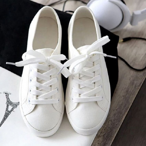 Освежающая белизна: правильный уход за белой летней обувью
